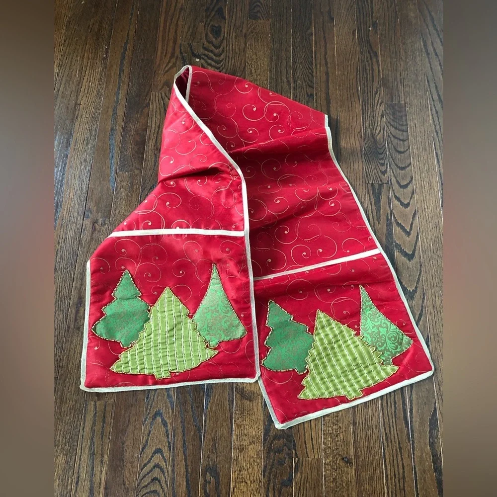 Pier 1 Imports 13”x72” Red/Gold/Green Christmas Tree Appliqué Table Runner - EUC
